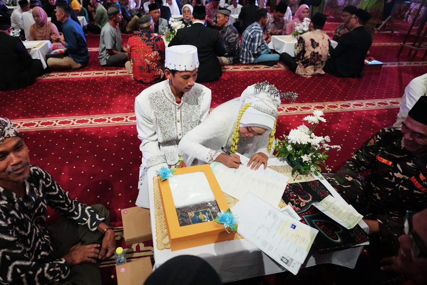 Photos capture the moment 51 couples tie the knot in Indonesian mass wedding ceremony | iNFOnews.ca