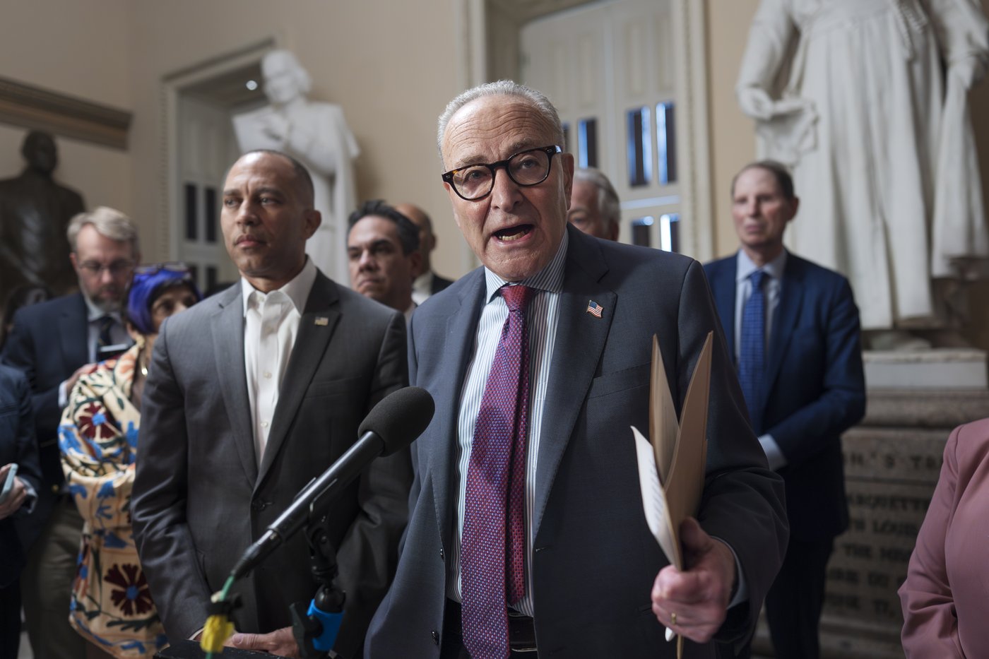 Schumer warns of a shutdown if Republicans don’t accept Democrats’ health care demands | iNFOnews.ca