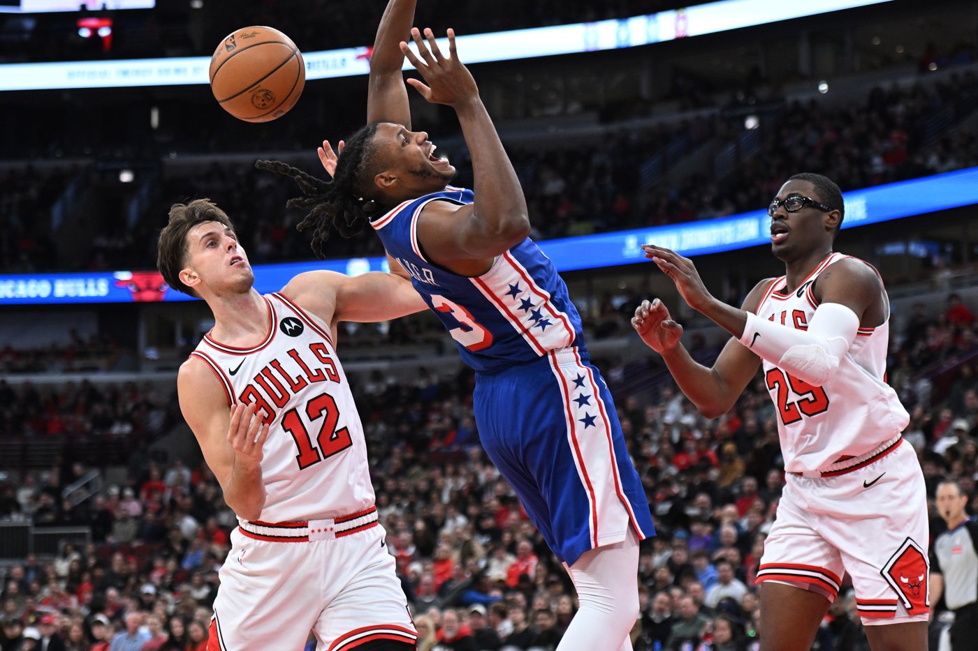 Smith ignites decisive run with thunderous dunk on Embiid as Bulls beat 76ers 109-92 | iNFOnews.ca