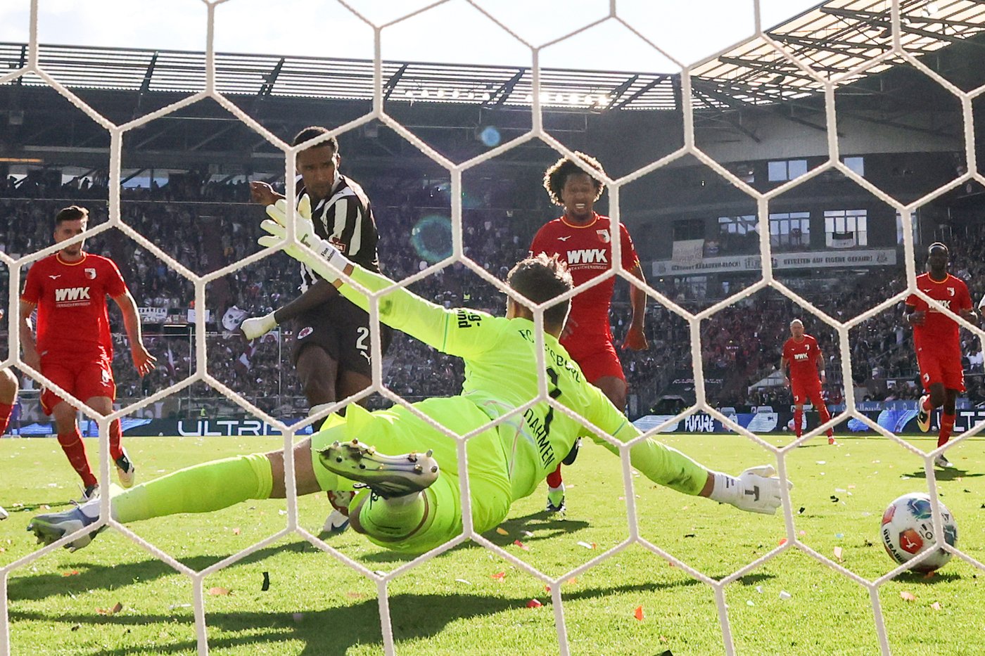 St. Pauli beats Augsburg 2-1 to stay unbeaten in Bundesliga, Bremen routs Gladbach 4-0 | iNFOnews.ca St. Pauli beats Augsburg 2-1 to stay unbeaten in Bundesliga, Bremen routs Gladbach 4-0 | iNFOnews.ca