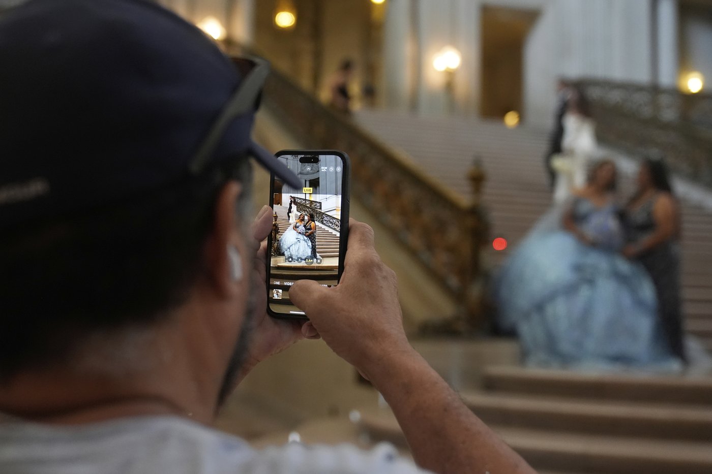 San Francisco's City Hall becomes a dream destination for quinceañera photos | iNFOnews.ca
