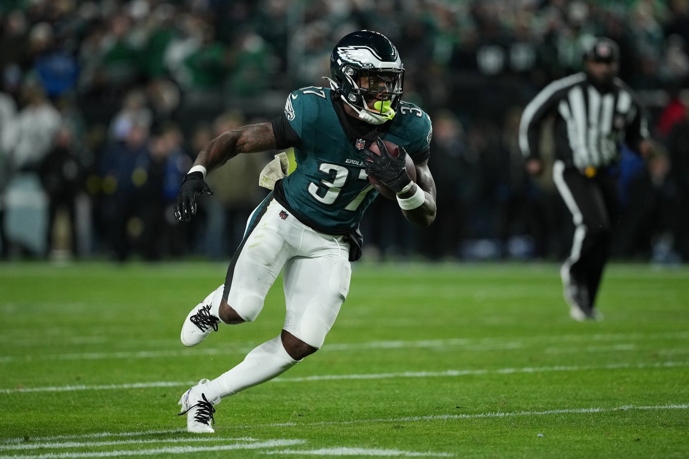 Eagles' defense has carried them to an 8-2 record while the offense struggles | iNFOnews.ca