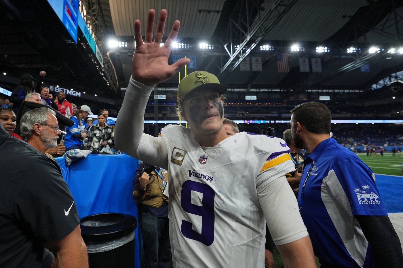J.J. McCarthy throws for 2 TDs and runs for a score in his return as Vikings beat Lions 27-24 | iNFOnews.ca