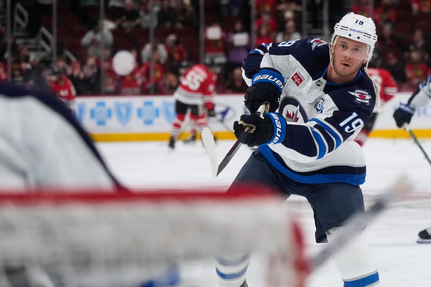 Jonathan Toews gets standing ovation in return to Chicago with Winnipeg Jets | iNFOnews.ca