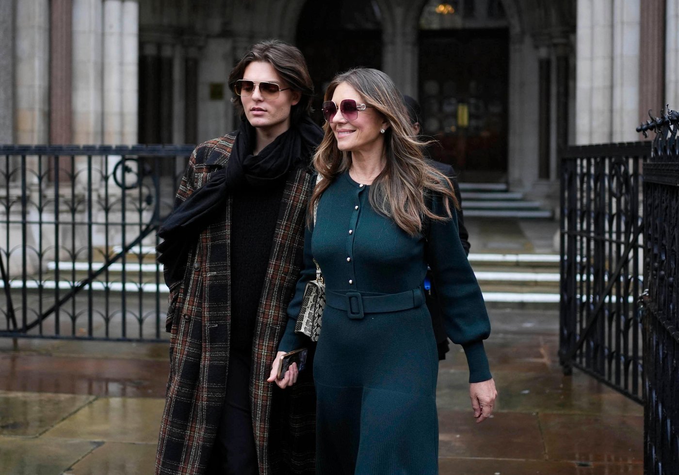 Elizabeth Hurley describes 'monstrous' privacy invasion by Daily Mail in British media hacking case | iNFOnews.ca Elizabeth Hurley describes 'monstrous' privacy invasion by Daily Mail in British media hacking case | iNFOnews.ca