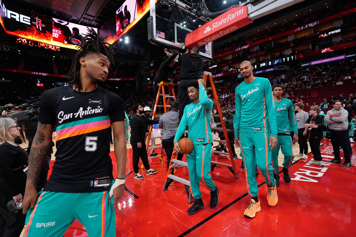 Start of Spurs-Rockets game delayed 22 minutes while a bent rim was replaced | iNFOnews.ca