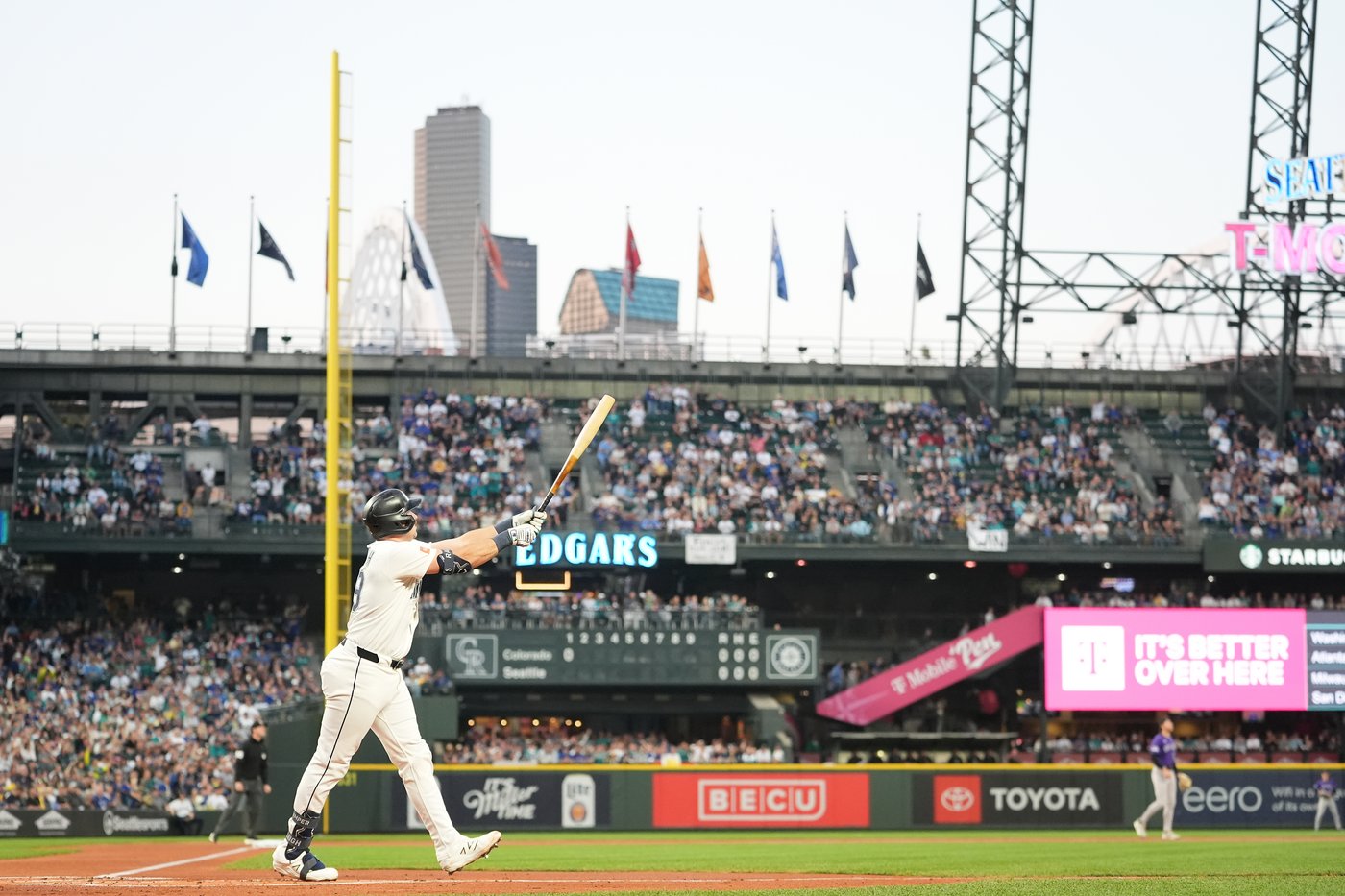 Cal Raleigh hits his 60th home run of the season, becoming the 7th MLB player to achieve the feat | iNFOnews.ca