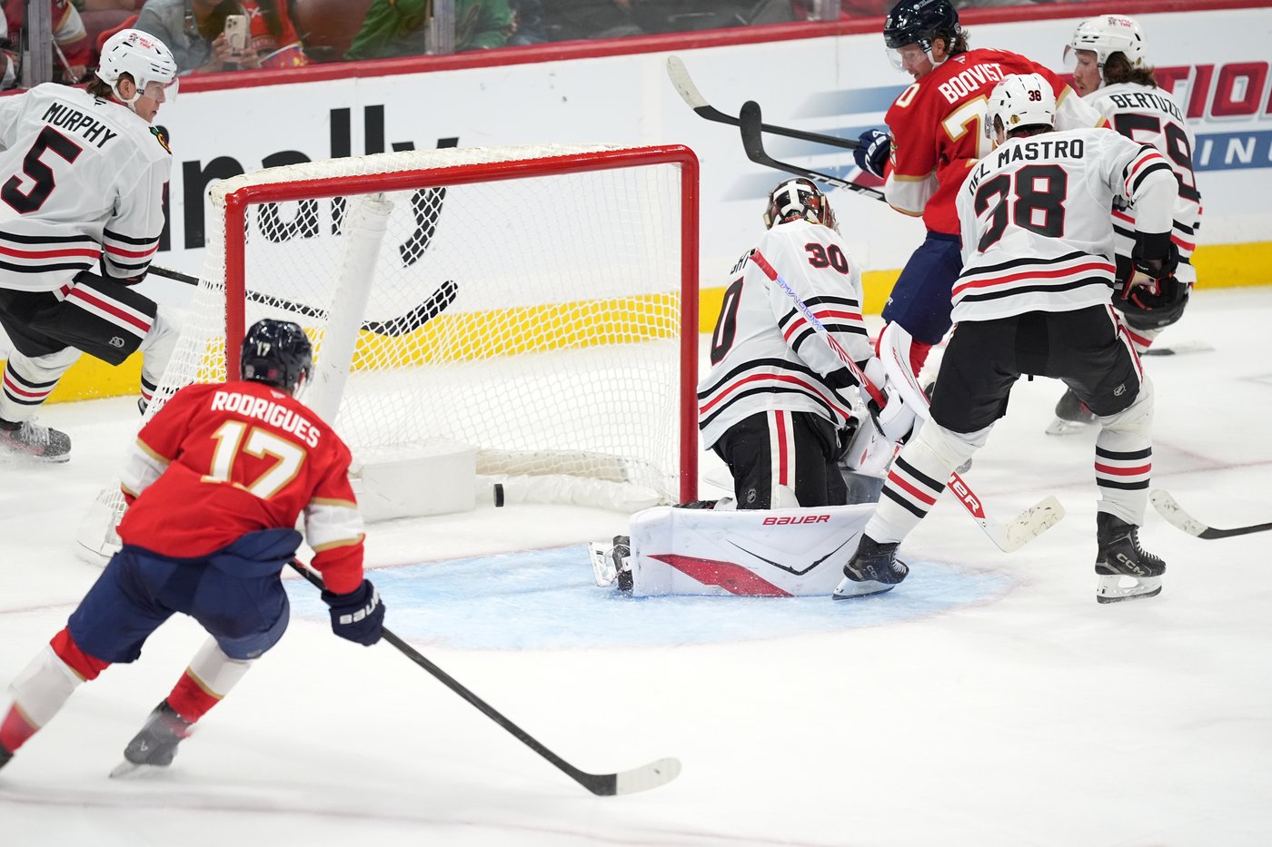 Panthers fans cheer for former goalie Spencer Knight in season opener | iNFOnews.ca