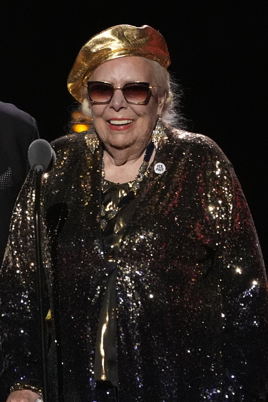 Joni Mitchell wins best historical album Grammy, wears "Ice Out" button on stage | iNFOnews.ca
