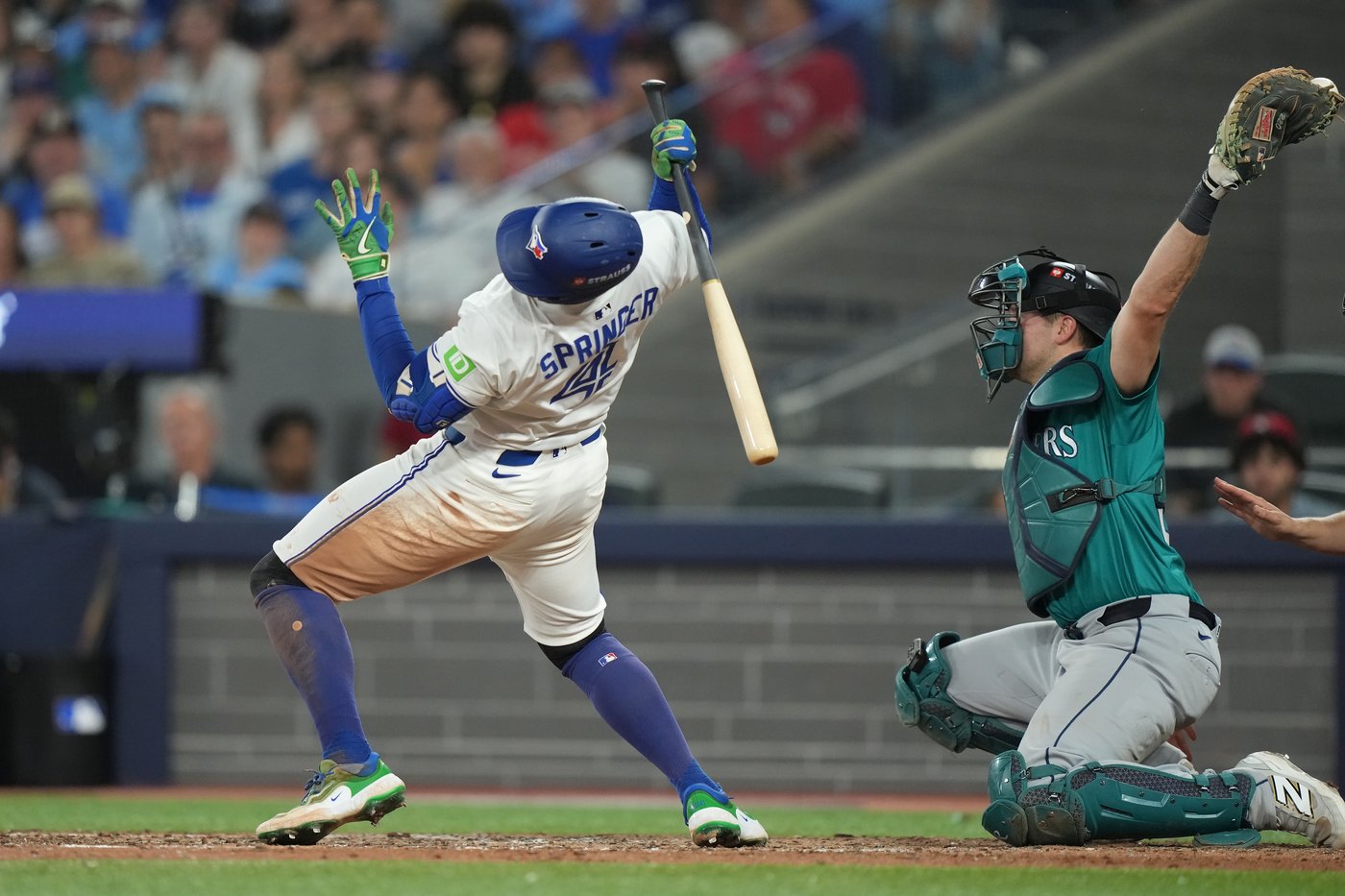 Photo Gallery: Blue Jays force Game 7 in ALCS with 6-2 win | iNFOnews.ca