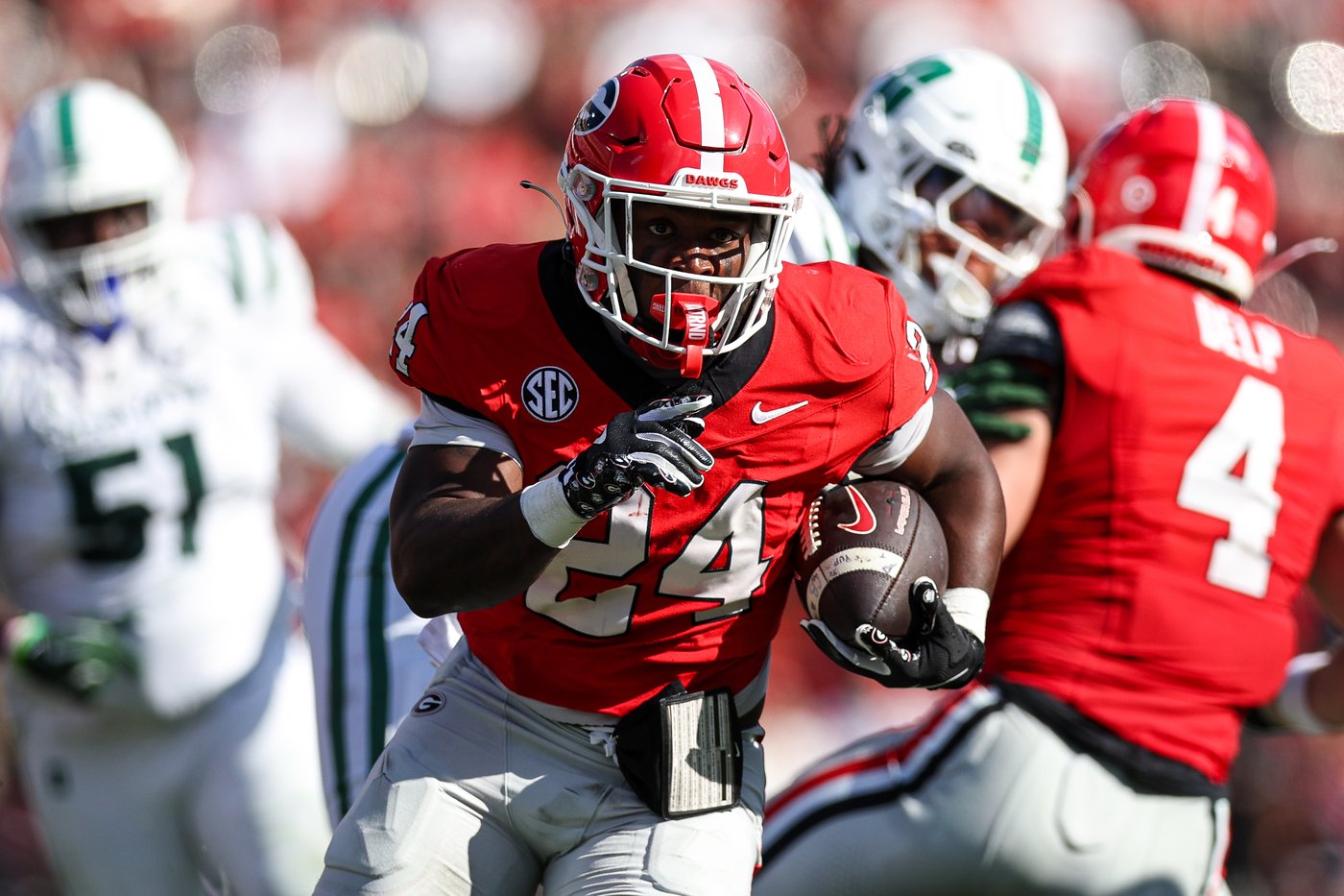 Walker runs for 3 TDs and Frazier adds 2 scoring runs as No. 4 Georgia overwhelms Charlotte 35-3 | iNFOnews.ca