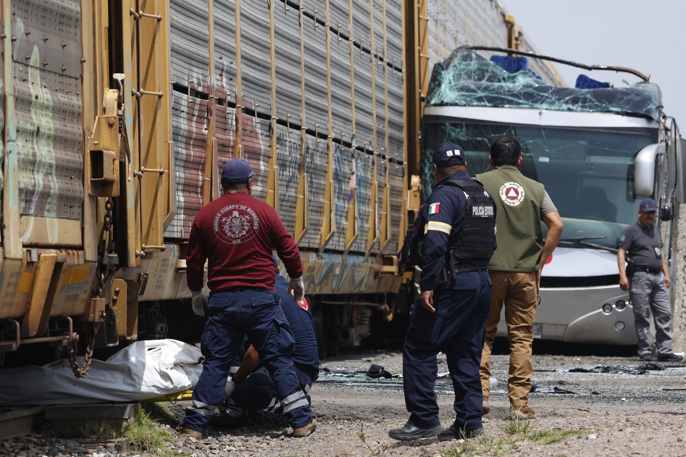 Freight train slams into a bus outside Mexico City and kills at least 10 people | iNFOnews.ca