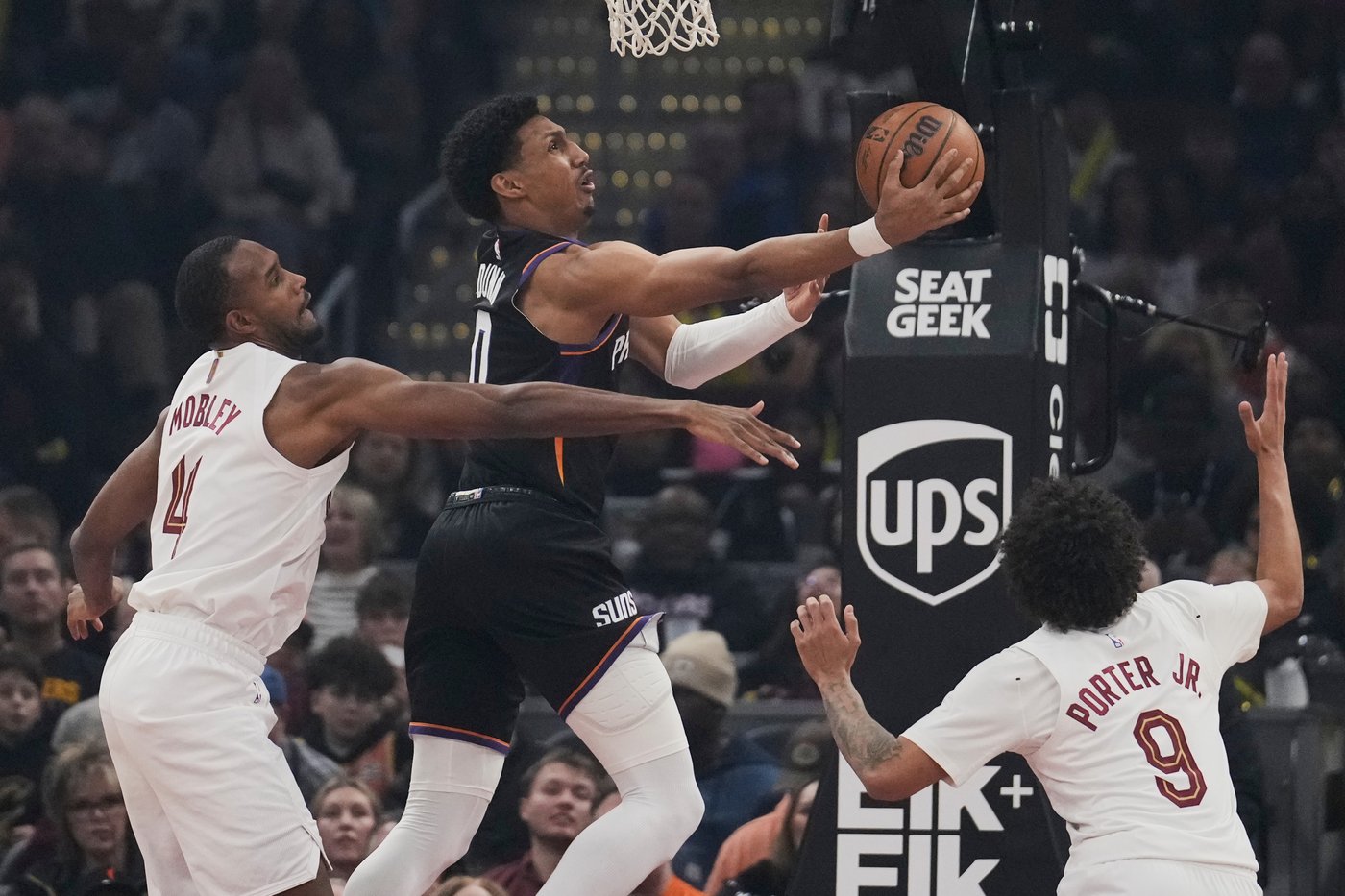 Donovan Mitchell scores 34 points to propel Cavaliers to 129-113 victory over Suns | iNFOnews.ca