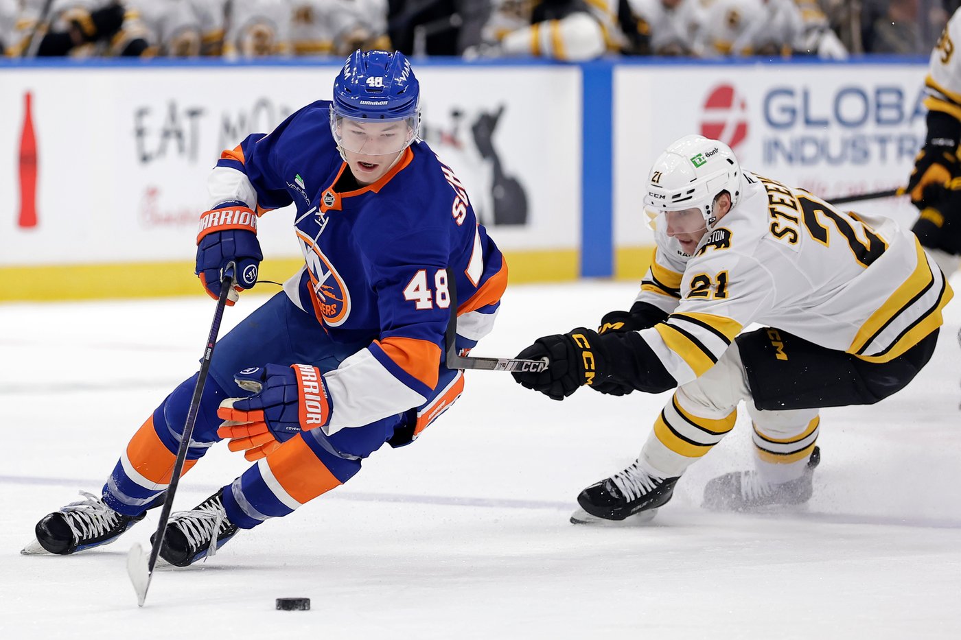 Alex Steeves scores twice as Bruins defeat Islanders 3-1 | iNFOnews.ca