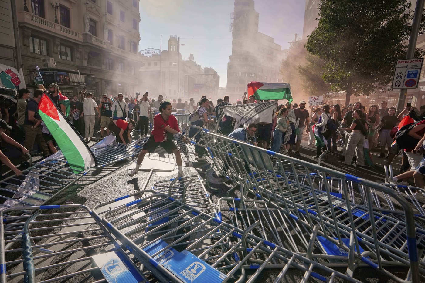 Authorities say over 100,000 at pro-Palestinian protests that forced early end to Spanish Vuelta | iNFOnews.ca Authorities say over 100,000 at pro-Palestinian protests that forced early end to Spanish Vuelta | iNFOnews.ca