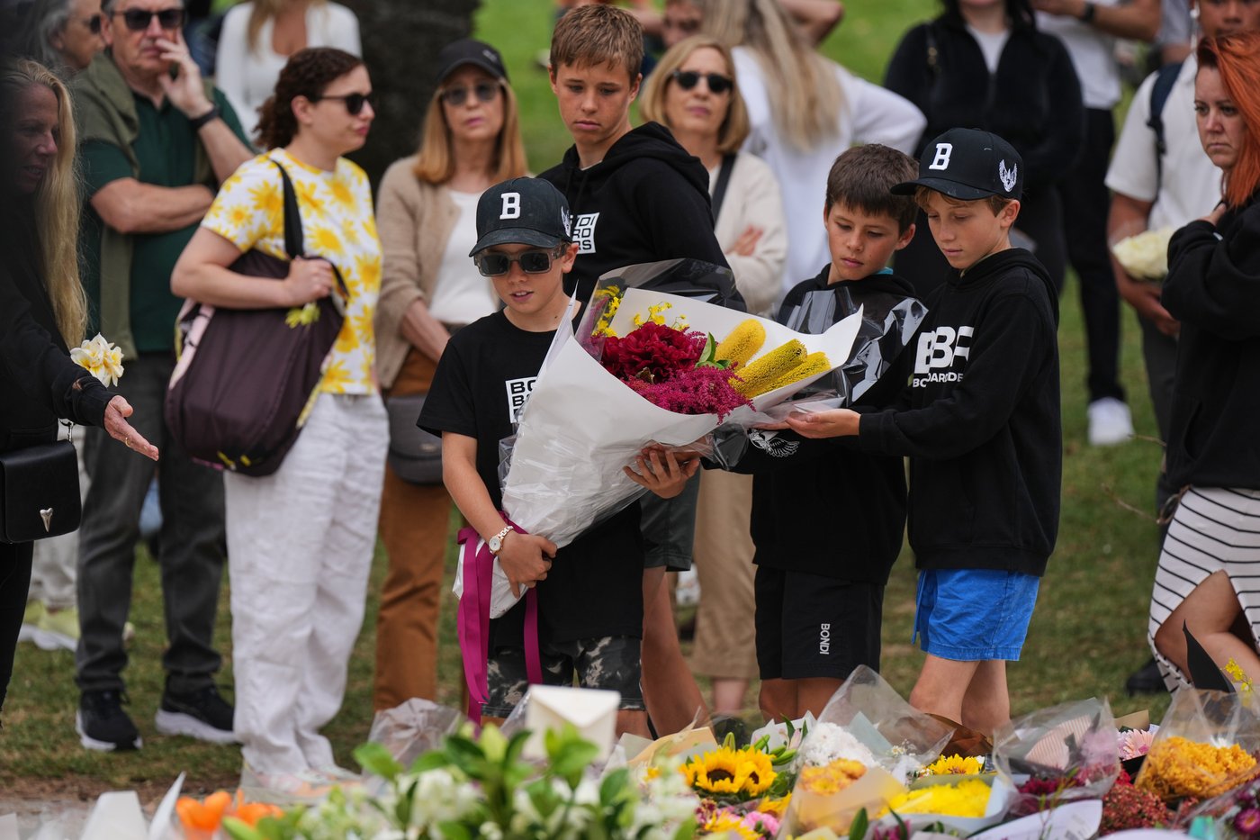 Photos show Australians mourning the victims of the Hanukkah attack on Bondi Beach | iNFOnews.ca