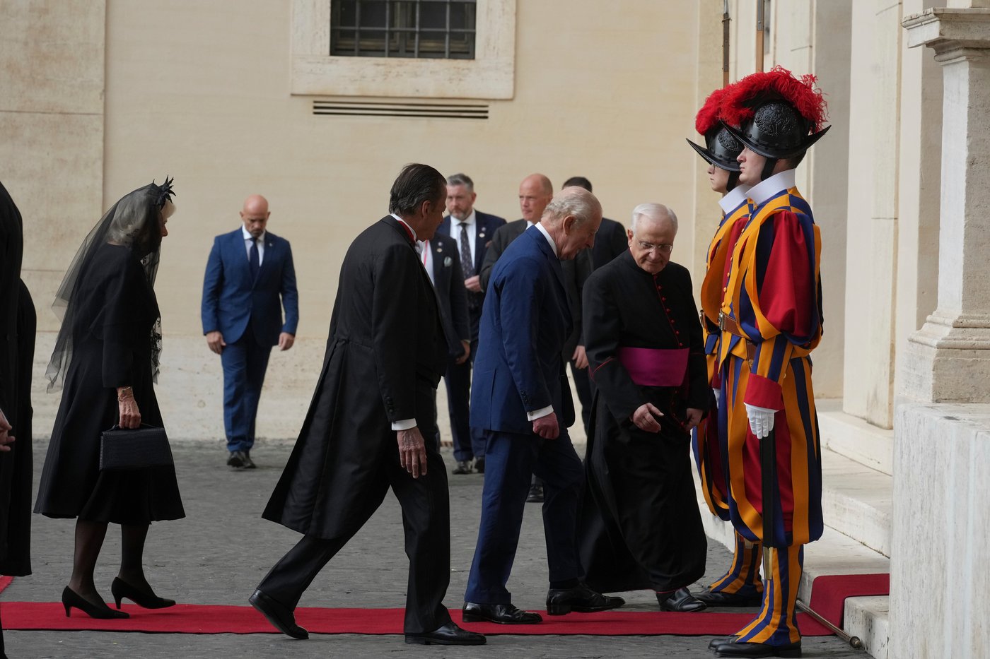 Photos of King Charles III and Queen Camilla visiting the Vatican to pray with Pope Leo XIV | iNFOnews.ca