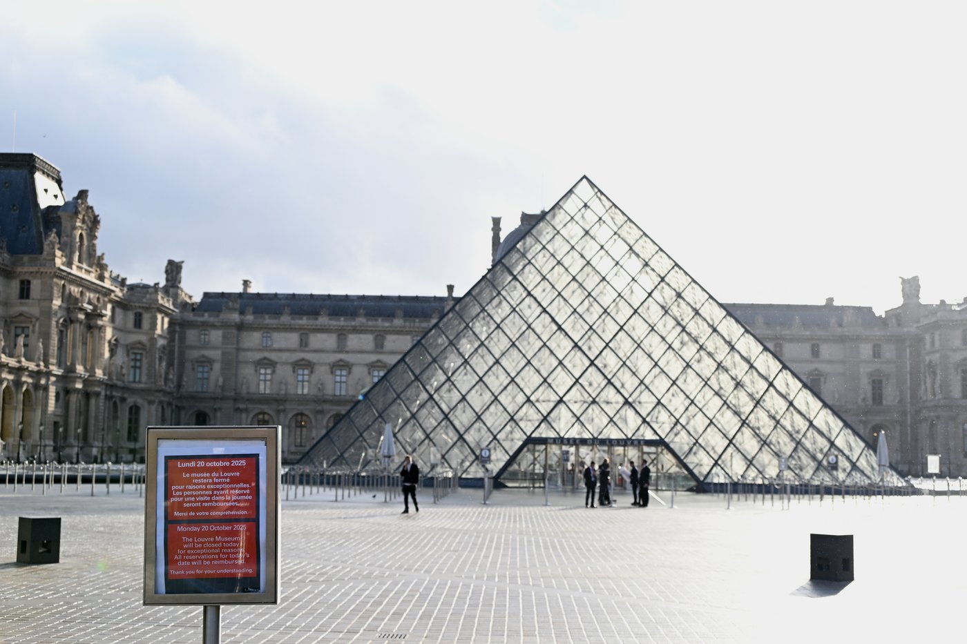 Louvre to remain closed one day after jewel heist | iNFOnews.ca Louvre to remain closed one day after jewel heist | iNFOnews.ca