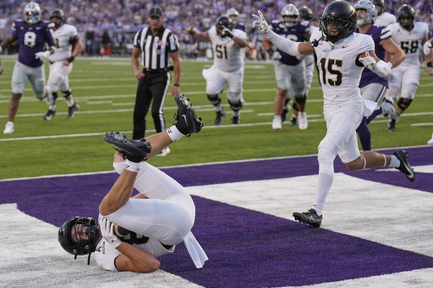 Hellums accounts for 3 TDs, scores with 2:52 left to push Army past Kansas State 24-21 | iNFOnews.ca
