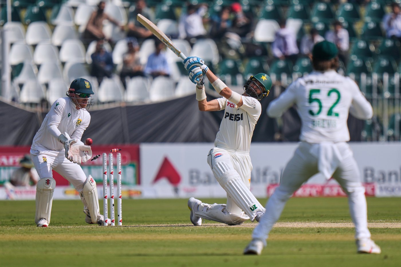 Maharaj takes 7 wickets as South Africa dismisses Pakistan for 333 in 2nd cricket test | iNFOnews.ca Maharaj takes 7 wickets as South Africa dismisses Pakistan for 333 in 2nd cricket test | iNFOnews.ca