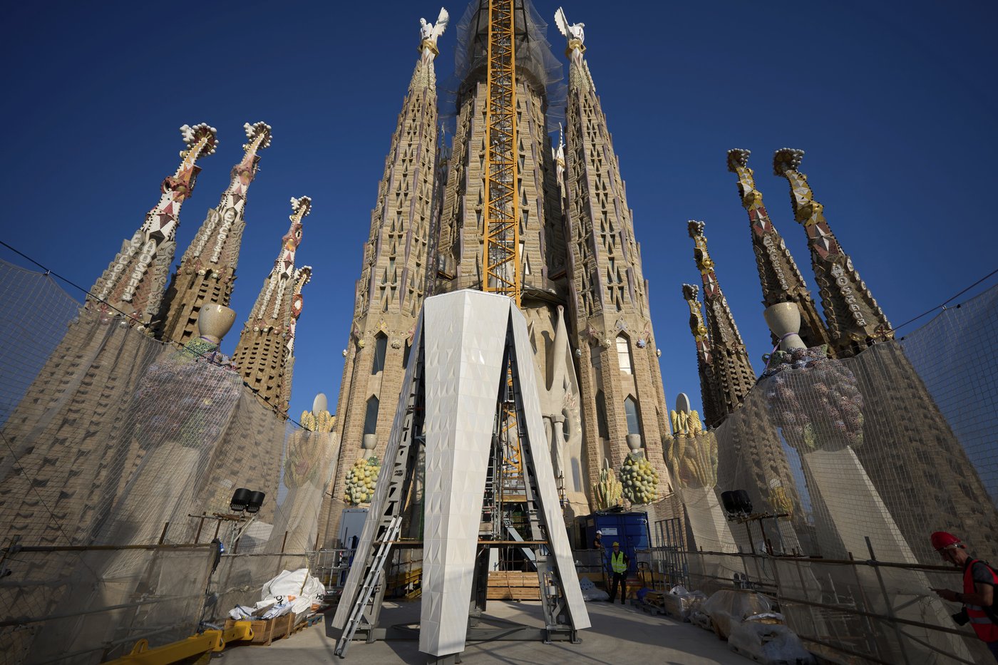 Barcelona's Sagrada Familia is ready to raise its highest tower and become Europe's tallest church | iNFOnews.ca