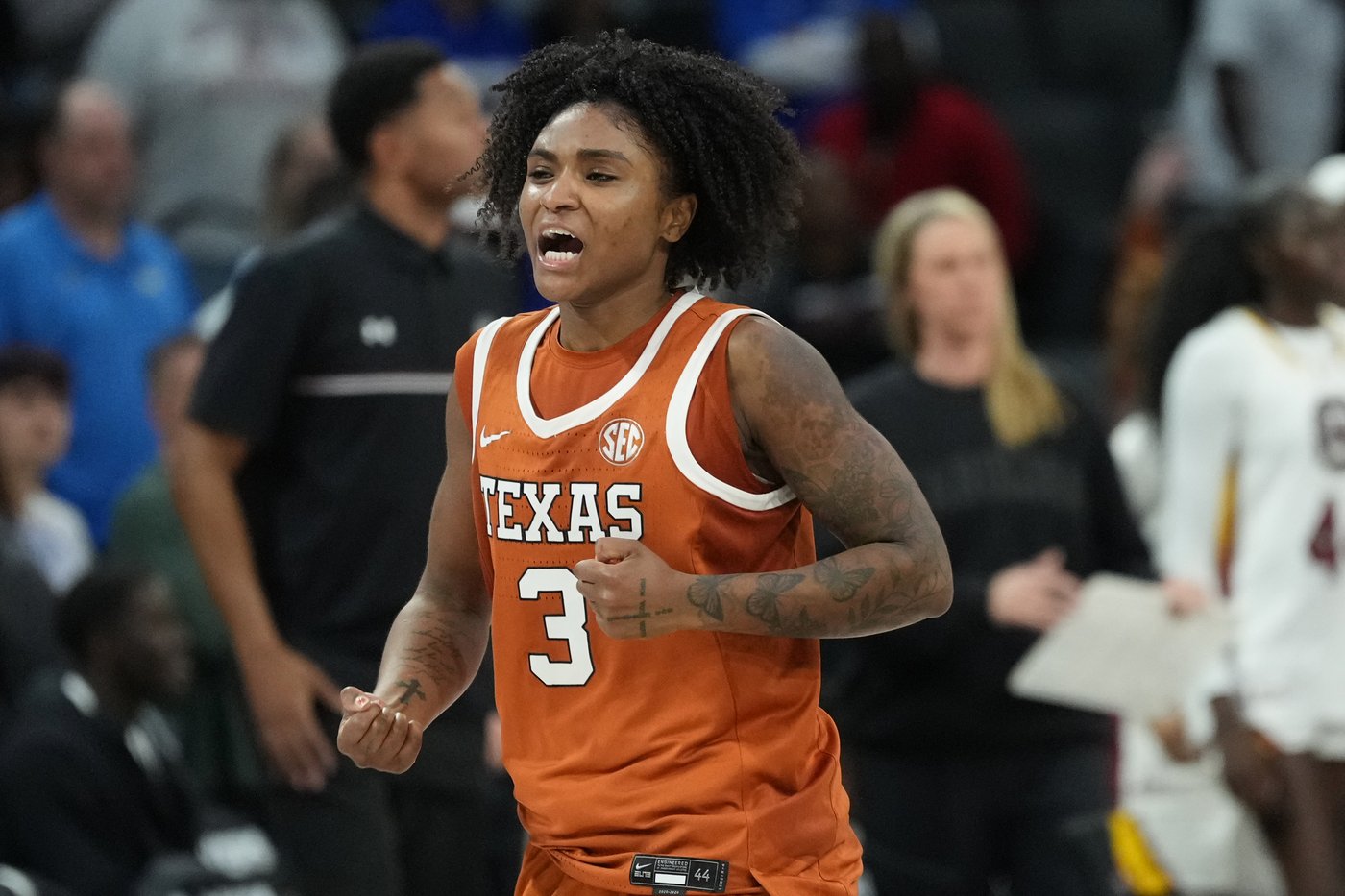 Harmon's last-second basket lifts No. 4 Texas women over No. 2 South Carolina for Players Era title | iNFOnews.ca