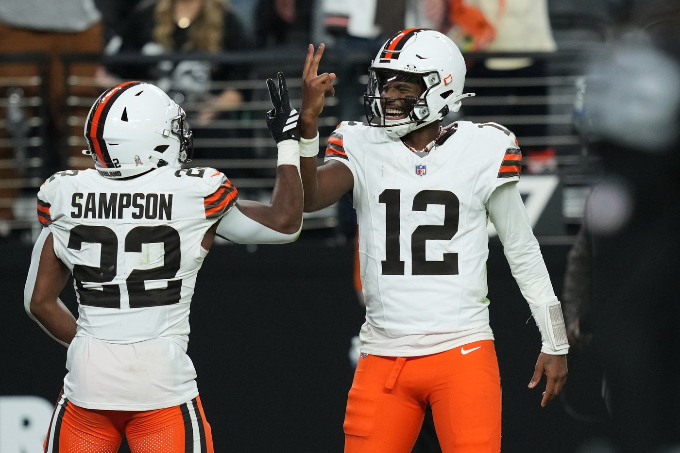 Shedeur Sanders wins his 1st NFL start, Myles Garrett has 3 sacks as Browns beat Raiders 24-10 | iNFOnews.ca