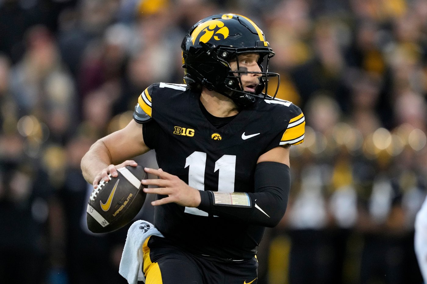 Big Ten schedule has No. 6 Oregon putting its 10-game road win streak on the line at Iowa | iNFOnews.ca Big Ten schedule has No. 6 Oregon putting its 10-game road win streak on the line at Iowa | iNFOnews.ca