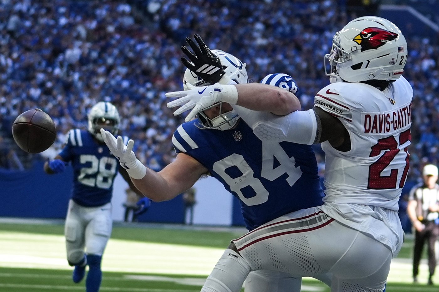 Daniel Jones throws for 2 touchdowns as the Colts rally past the Cardinals for a 31-27 win | iNFOnews.ca