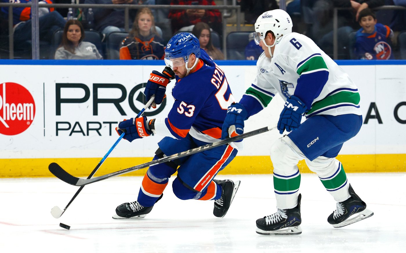 Kiefer Sherwood has hat trick as Canucks beat Islanders 4-1 for 3rd straight win | iNFOnews.ca