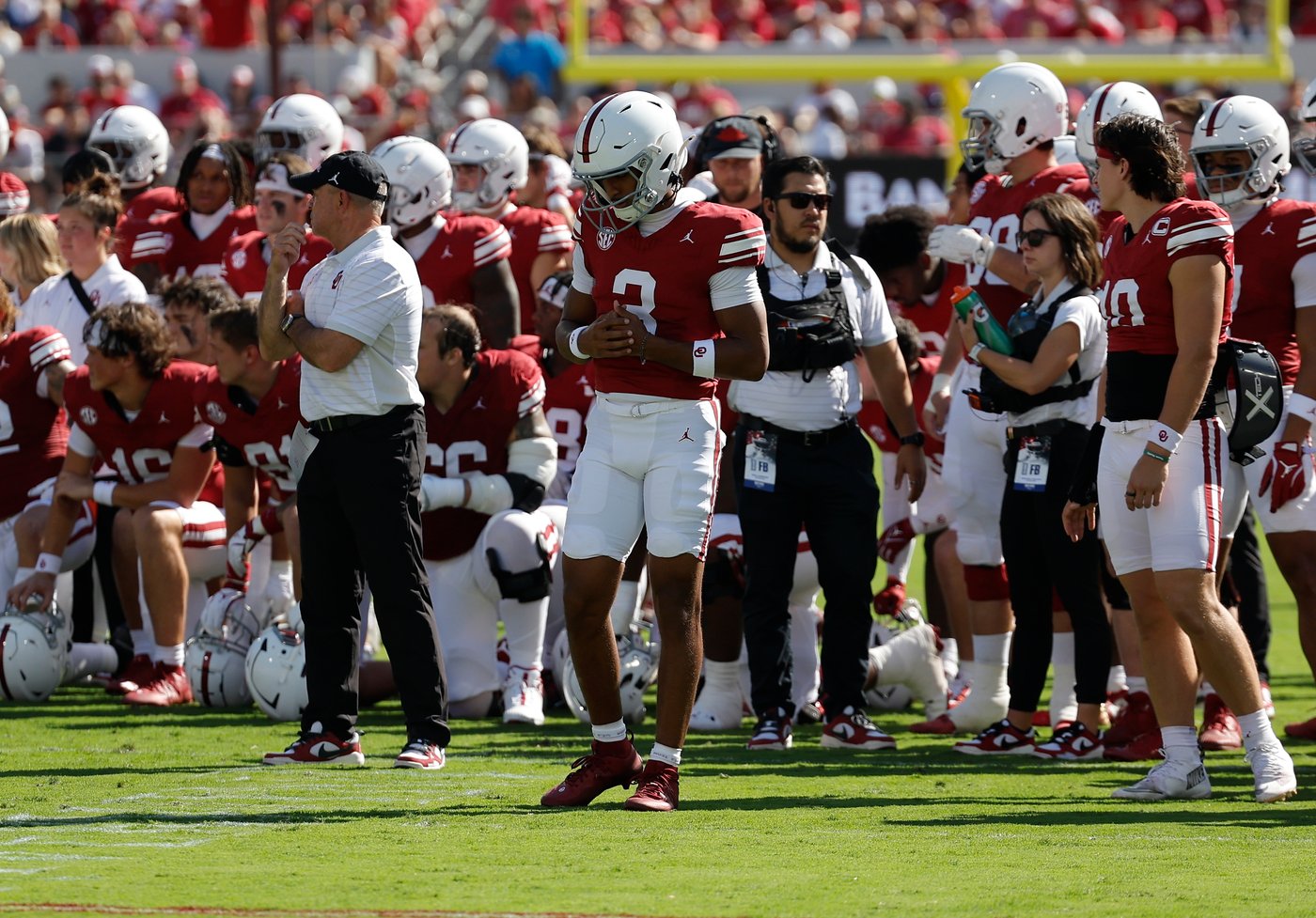 Oklahoma WR Keontez Lewis leaves game after headfirst collision with brick barrier | iNFOnews.ca