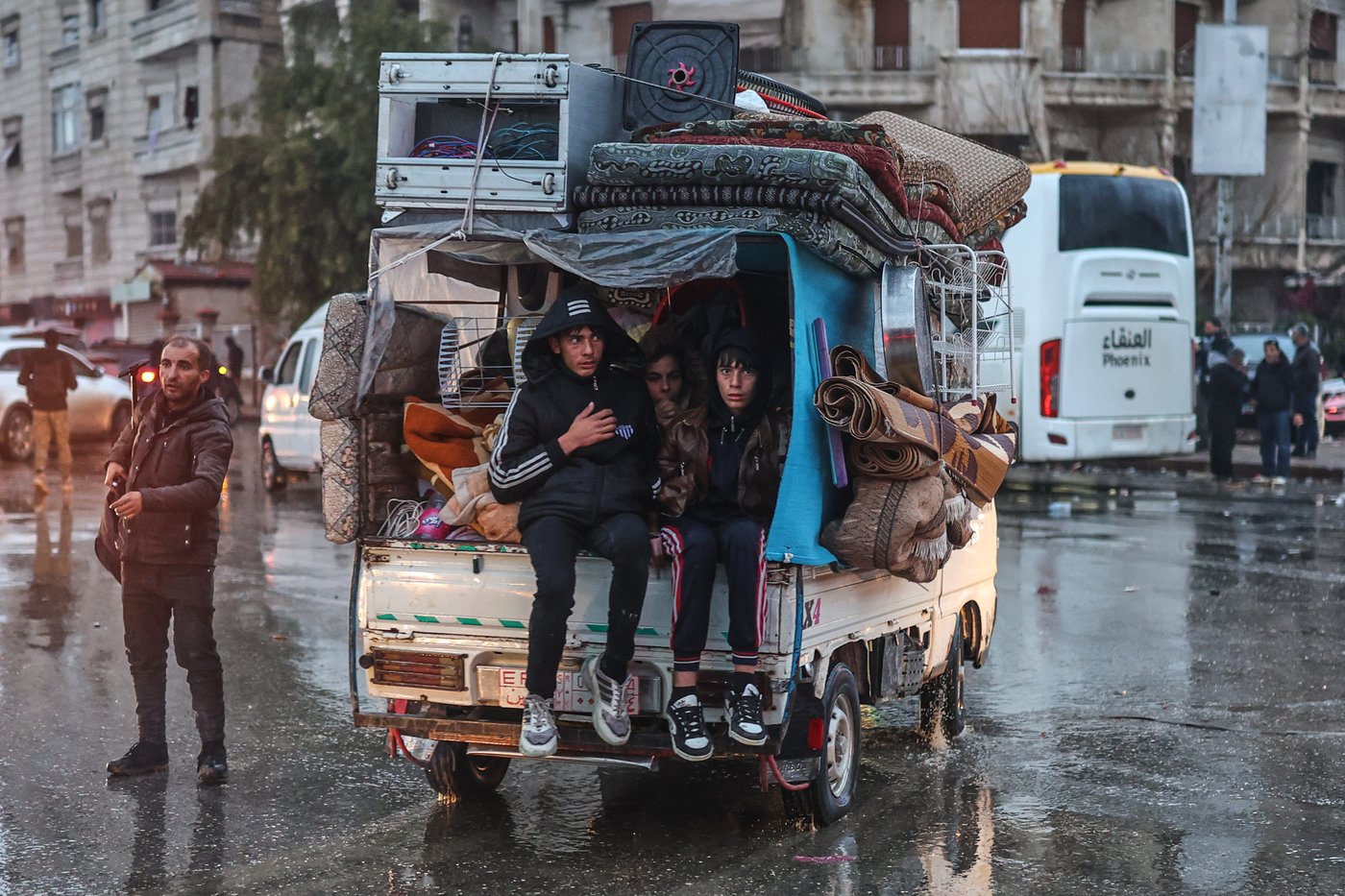 Photos of Syrians fleeing violence in Aleppo as shelling leaves heavy damage | iNFOnews.ca