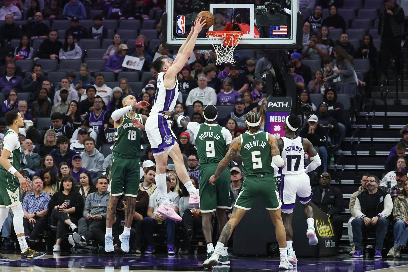 Antetokounmpo scores 37 in Bucks' 115-98 victory over Kings | iNFOnews.ca