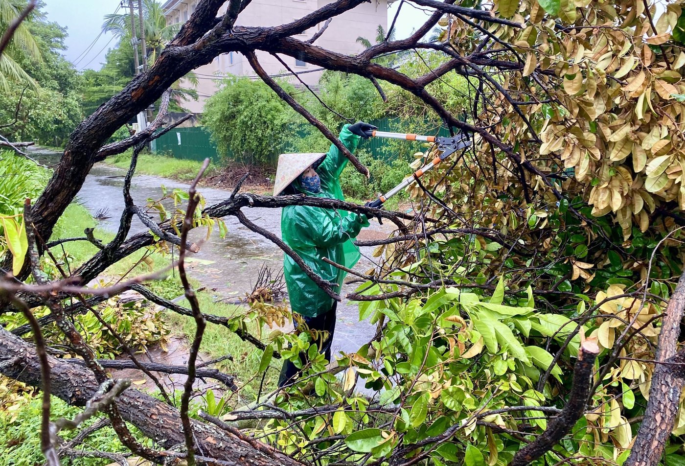 Typhoon Bualoi becomes a tropical storm that rips through Vietnam, killing at least 9 people | iNFOnews.ca