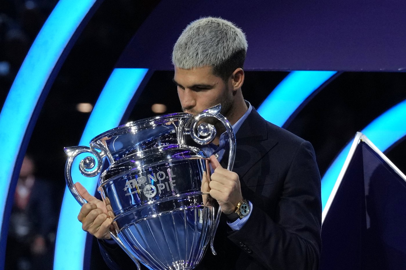 Carlos Alcaraz beams with pride as he lifts trophy for year-end No. 1 player | iNFOnews.ca Carlos Alcaraz beams with pride as he lifts trophy for year-end No. 1 player | iNFOnews.ca