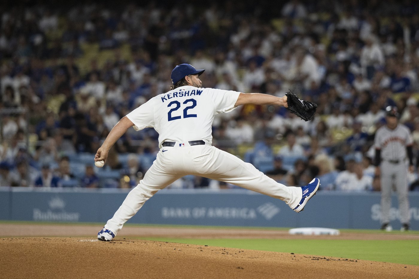 Clayton Kershaw soaks in the applause in his last regular-season start at Dodger Stadium | iNFOnews.ca