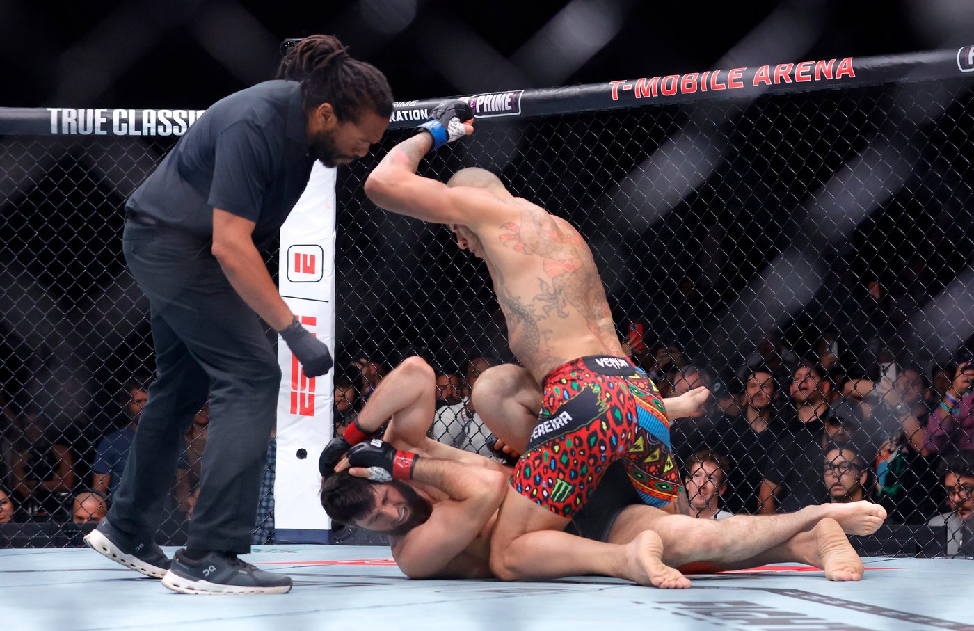 Pereira dethrones Ankalaev with a 1st-round stoppage at UFC 320 | iNFOnews.ca