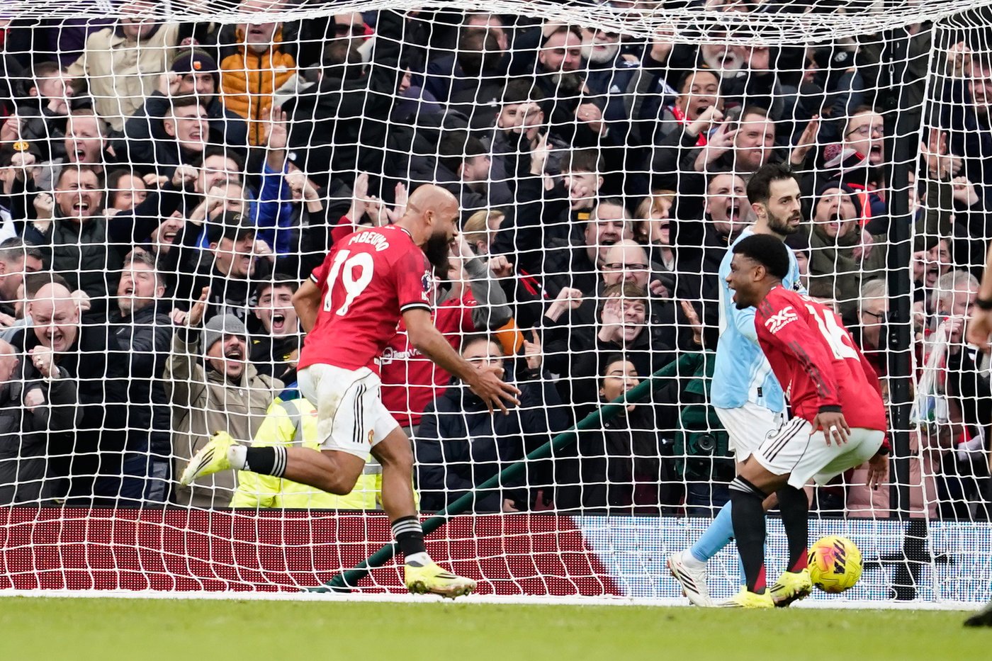 Man United stuns Man City in Carrick's first game and Liverpool and Arsenal drop points | iNFOnews.ca