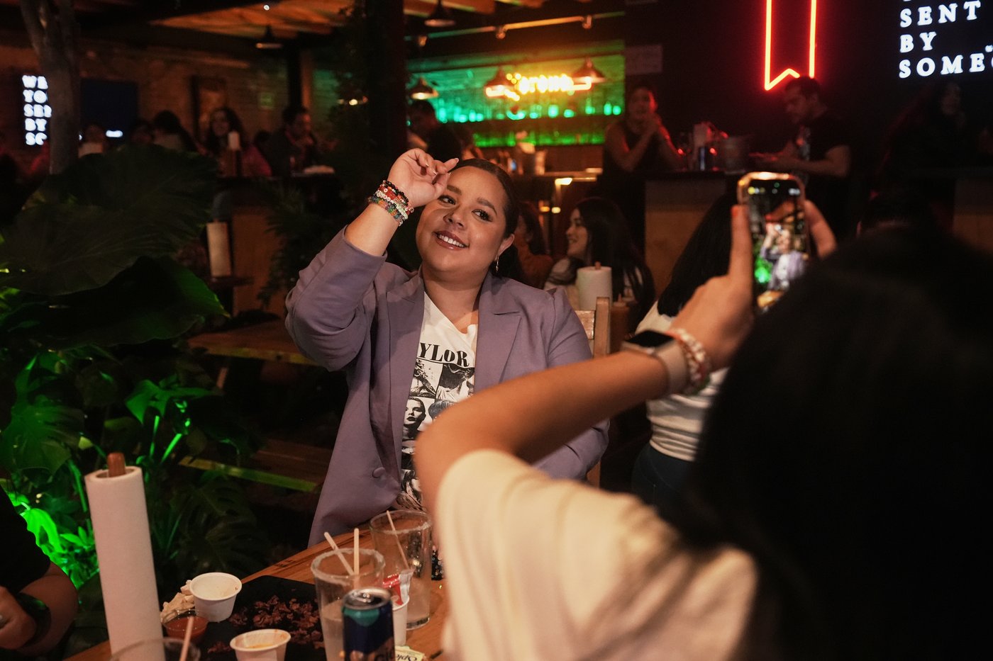 From tequila cocktails to themed pop-ups, Taylor Swift fans celebrate 'The Life of a Showgirl' | iNFOnews.ca