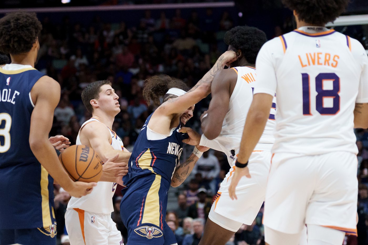 NBA suspends Alvarado and Williams for fight during Pelicans-Suns game | iNFOnews.ca