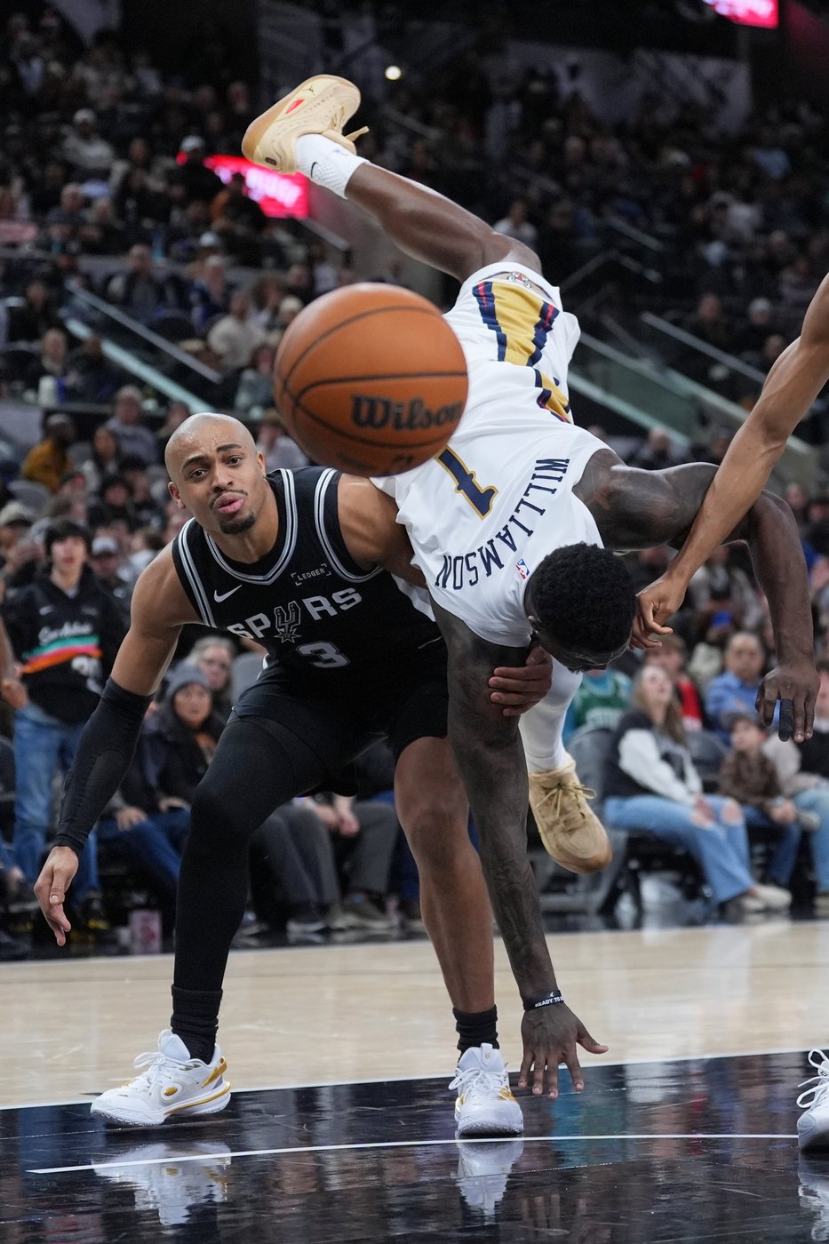 Pelicans squander 20-point lead, rebound to beat Spurs 104-95 | iNFOnews.ca