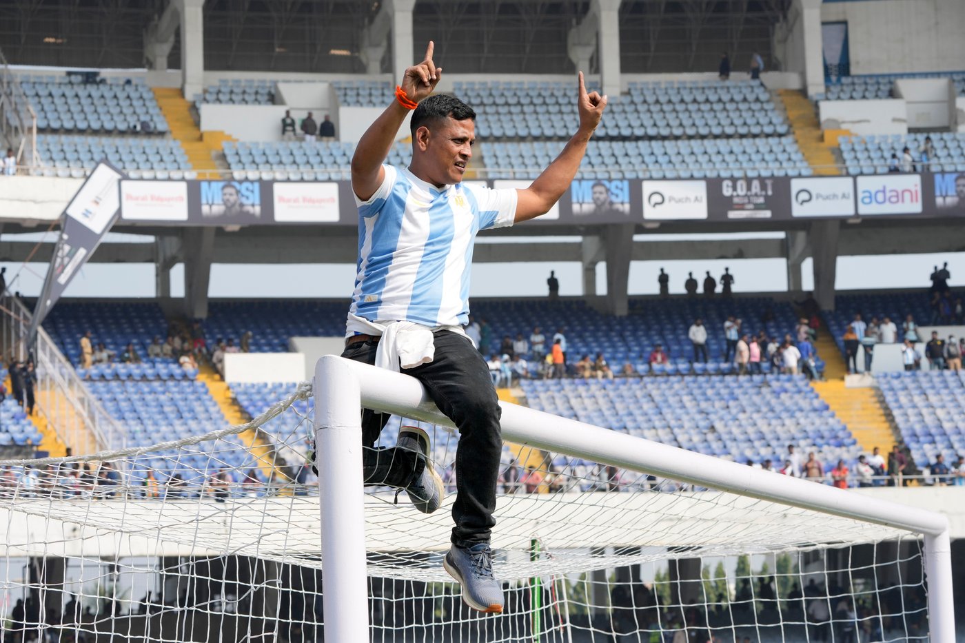 Messi's tour of India gets off to chaotic start with fans throwing bottles | iNFOnews.ca