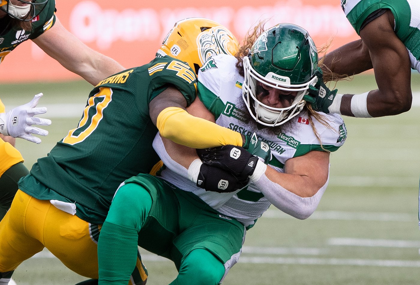 Emotional Elks keep playoff hopes alive with 27-25 win over Roughriders | iNFOnews.ca