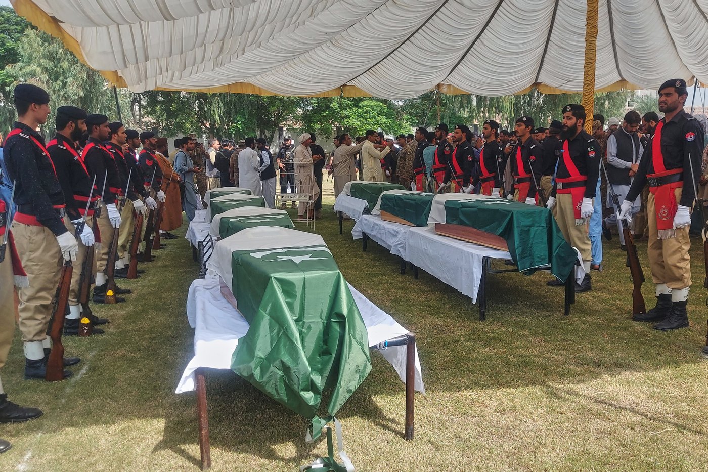 Militant attack on Pakistani police station kills at least 7 officers and wounds 13 | iNFOnews.ca Militant attack on Pakistani police station kills at least 7 officers and wounds 13 | iNFOnews.ca