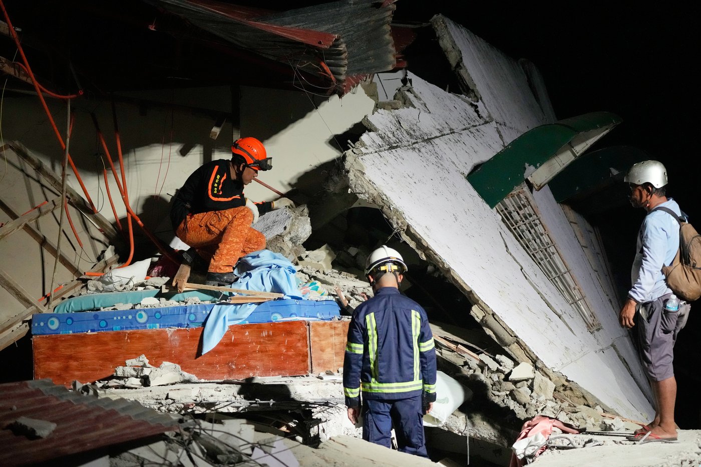 Photos show the destruction and rescue efforts after an earthquake in the Philippines | iNFOnews.ca